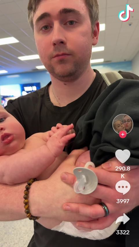 [서울=뉴시스] 비행기에서 쫓겨난 부부가 아이를 안고 달래고 있다. (사진='quarantinecutiee' 틱톡 계정 캡처)