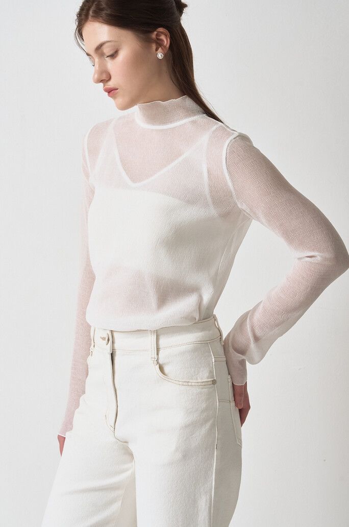 [서울=뉴시스] 한섬 '크링클 시스루 롱 슬리브 탑'. (사진=한섬 제공)  *재판매 및 DB 금지