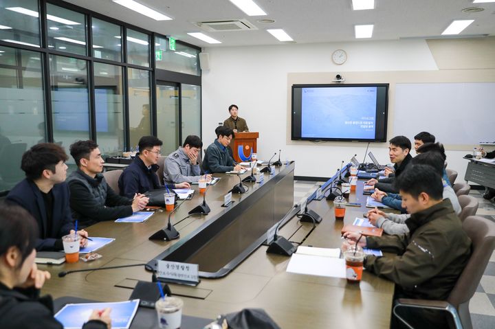 [울산=뉴시스] 8일 오후 울산항만공사 2층 혁신회의실에서 '불법 드론 대응 절차 컨설팅 용역 착수보고회'가 진행되고 있다. (사진=울산항만공사 제공) 2026.04.08. photo@newsis.com *재판매 및 DB 금지