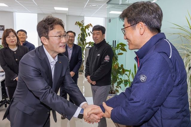 [서울=뉴시스] KT 박윤영 대표가 서부광역본부 토탈영업센터 사무실에서 직원들과 만나 인사를 하고 있다. (사진=KT 제공) *재판매 및 DB 금지