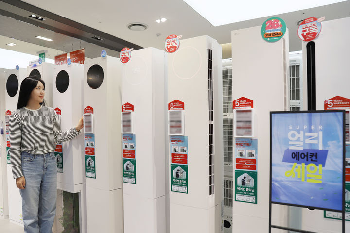 [서울=뉴시스] 롯데하이마트가 4월 말까지 'SUPER 얼리 에어컨 세일'을 진행한다. (사진=롯데하이마트 제공) 2026.04.09. photo@newsis.com *재판매 및 DB 금지