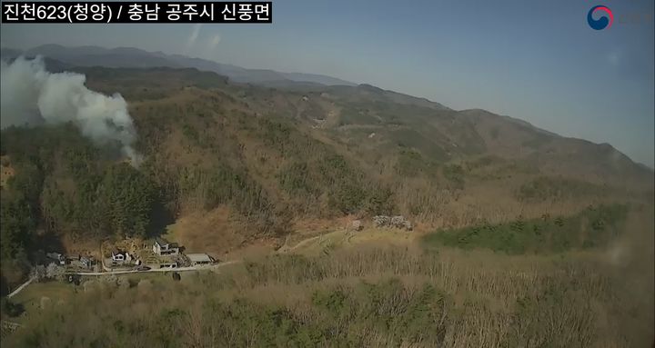 [공주=뉴시스] 8일 오후 4시7분께 충남 공주시 신풍면 쌍대리 일원에서 산불이 나 하얀색 연기가 피어 오르고 있다. (사진=산림청 제공) 2026.04.08. photo@newsis.com *재판매 및 DB 금지