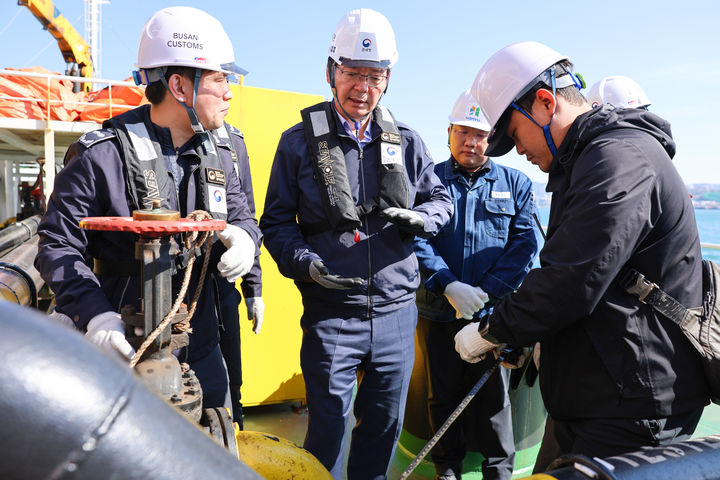 [부산=뉴시스] 8일 부산항에서 유영한 부산본부세관장(왼쪽에서 2번째)이 해상 면세유 검사현장을 살피고 있다. (사진=부산본부세관 제공) 2026.04.08. photo@newsis.com *재판매 및 DB 금지
