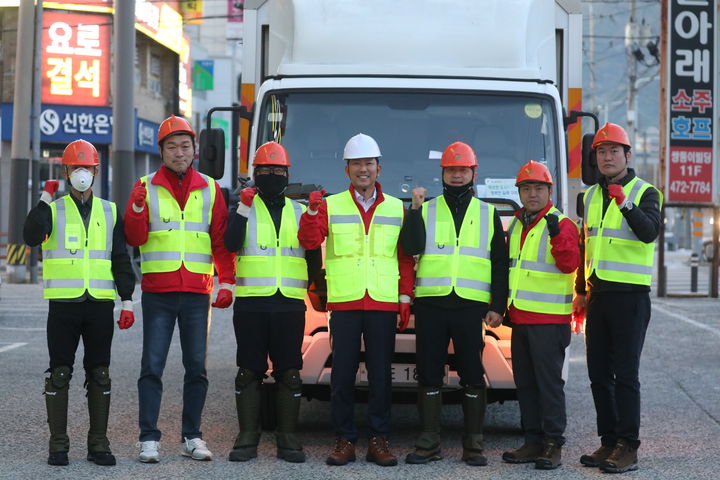 [구미=뉴시스] 김장호(가운데) 예비후보가 환경미화원과 청소를 마친 뒤 기념사진을 찍고 있다. (사진=김장호 선거사무소 제공) 2026.04.08 photo@newsis.com *재판매 및 DB 금지