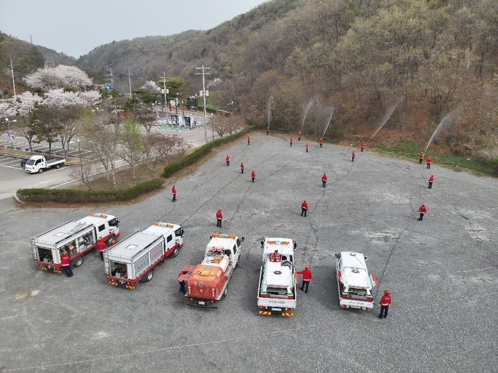 [함안=뉴시스]함안군, 대형산불대비 산불대응 훈련. (사진=함안군 제공) 2026.04.08.photo@newsis.com *재판매 및 DB 금지