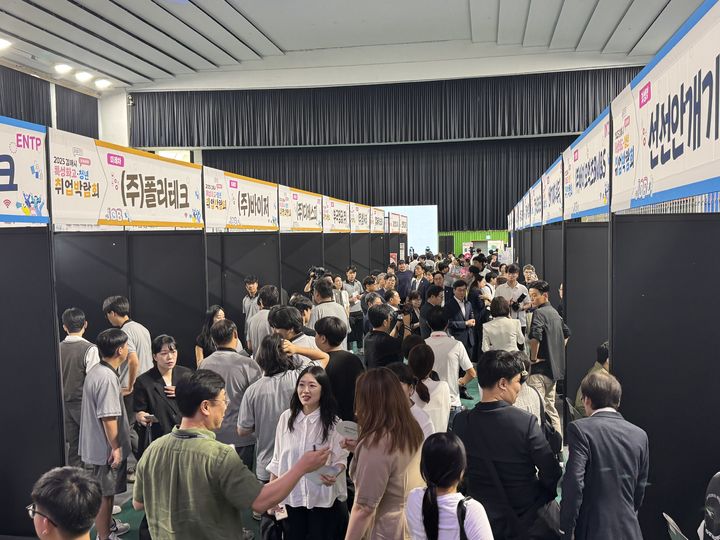 [창원=뉴시스]사진은 작년 경남 김해문화체육관에서 김해시 특성화고-청년 취업박람회’를 진행하는 모습. (사진=경남교육청 제공) 2026.04.08.photo@newsis.com *재판매 및 DB 금지