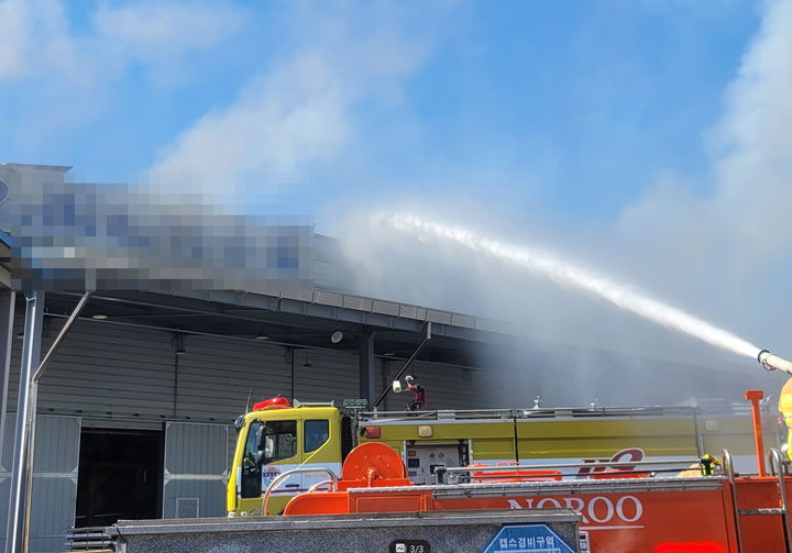 [함안=뉴시스]함안 엘리베이터 공장 화재. (사진=경남소방본부 제공) 2026.04.08.photo@newsis.com *재판매 및 DB 금지