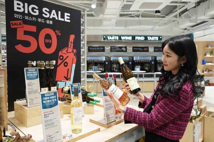 [서울=뉴시스] 지난 '블랙벙커데이' 행사 당시 보틀벙커 서울역점 전경 (사진=롯데마트 제공) 2026.04.09. photo@newsis.com *재판매 및 DB 금지