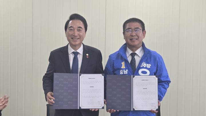 [천안=뉴시스] 박수현 민주당 충남지사 경선후보와 오인철 충남도의회 부의장이 보육환경 개선을 위한 정책연대 협약을 맺었다. (사진=오인철 부의장 제공) 2026.04.08 photo@newsis.com *재판매 및 DB 금지