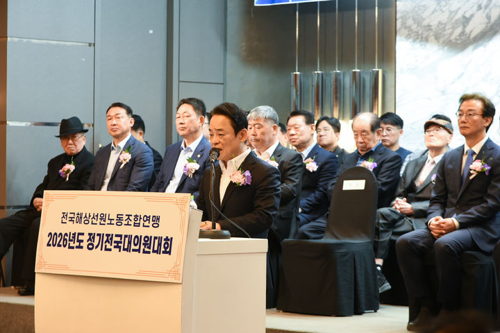 [부산=뉴시스] 김두영 선원노련 위원장이 8일 부산 코모도호텔 1층 그랜드볼룸에서 열린 정기전국대의원대회에서 말하고 있다. (사진=선원노련 제공) 2026.04.08. photo@newsis.com *재판매 및 DB 금지