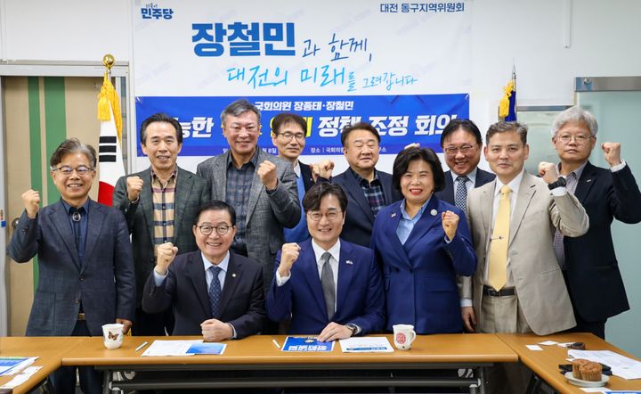 [대전=뉴시스] 조명휘 기자 = 정철민 더불어민주당 대전시장 경선 결선후보와 장종태 국회의원이 8일 정책단 연석회의를 열기에 앞서 기념촬영을 하고 있다. (사진= 장철민 후보 제공) 2026.04.08. photo@newsis.com *재판매 및 DB 금지