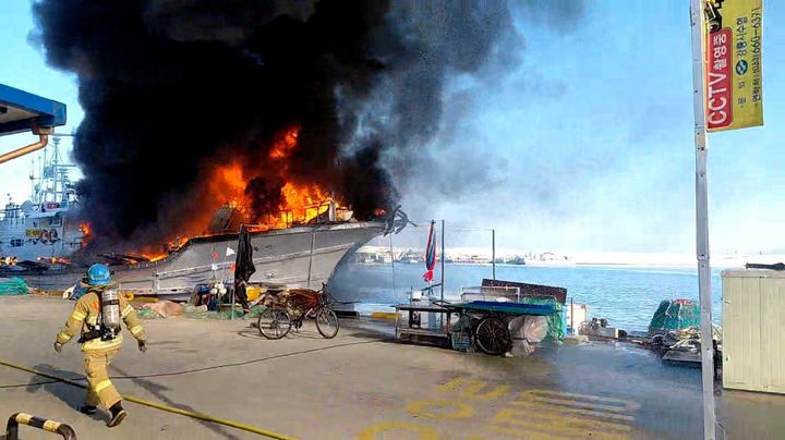 [강릉=뉴시스] 8일 강원 강릉시 주문진항 위판장 인근 정박 어선 A호(72톤)에서 화재가 발생해 해경과 소방이 진화중이다.(사진=강원도소방본부 제공)photo@newsis.com *재판매 및 DB 금지