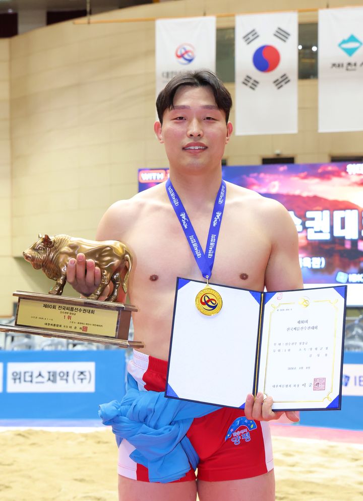[서울=뉴시스] 양평군청 김성용, 전국씨름선수권대회서 청장급 2관왕 달성. (사진=대한씨름협회 제공) *재판매 및 DB 금지