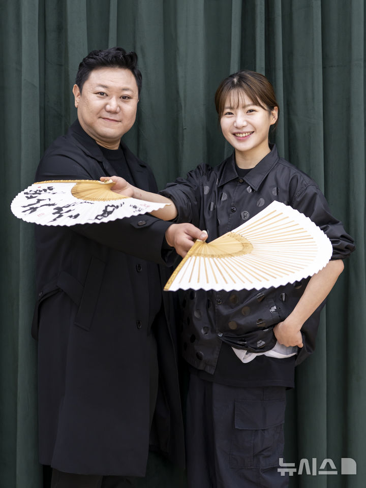 [서울=뉴시스]국립창극단 '절창Ⅵ' 주역인 소리꾼 최호성(왼쪽)과 김우정. (사진=국립극장 제공)