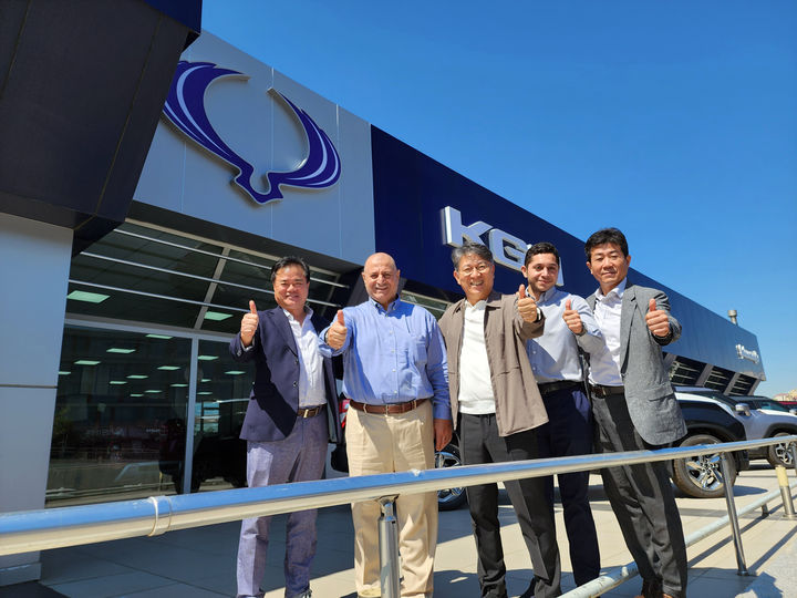 지난 2024년 8월_KGM이 튀르키예 대리점에서 간담회를진행한 후 기념촬영을 하고 있다.(사진=KGM) *재판매 및 DB 금지