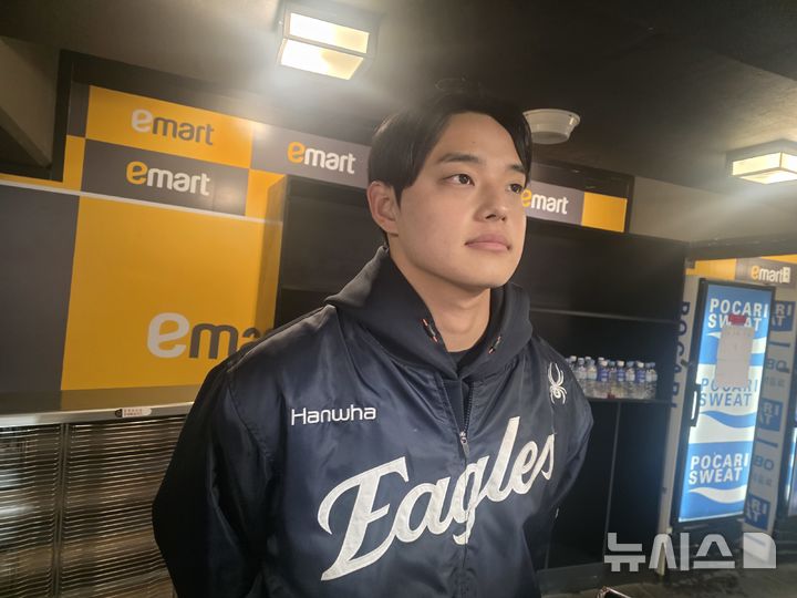 [인천=뉴시스] 김희준 기자 = 프로야구 한화 이글스의 문동주가 8일 인천 SSG랜더스필드에서 벌어진 2026 신한 쏠 KBO리그 SSG 랜더스와의 경기에 선발 등판해 5이닝 2실점하고 승리 투수가 된 후 인터뷰를 하고 있다. 2026.04.08jinxijun@newsis.com