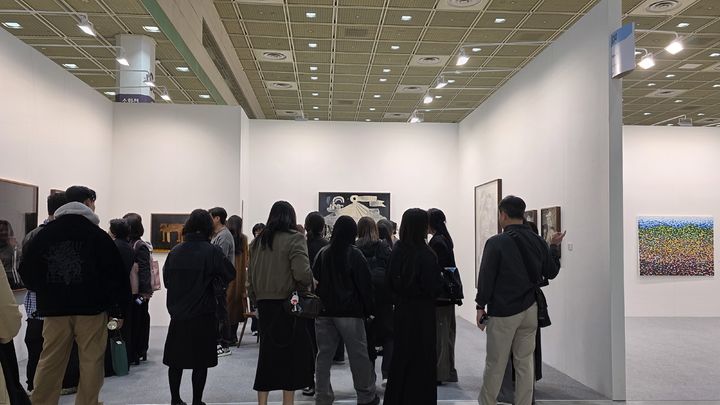 [사진=박현주 미술전문기자] 2026 화랑미술제 가나아트 부스에 선보인 문형태 작품이 관람객들의 관심 속에 잇따라 판매됐다 *재판매 및 DB 금지