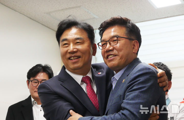 [안양=뉴시스] 김철현(사진 오른쪽) 국민의힘 안양시장 예비후보가 후보직 사태와 함께 김대영 예비후보 지지를 선언한 가운데 두 사람이 손을 맞잡고 선거 승리를 다짐하고 있다. (사진=선거사무실 제공).