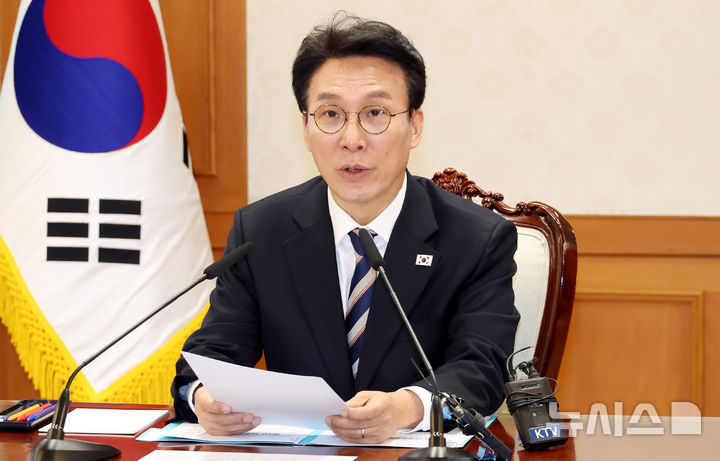 [서울=뉴시스] 추상철 기자 = 김민석 국무총리가 8일 오전 서울 종로구 정부서울청사에서 열린 비상경제본부회의를 주재하고 있다. 2026.04.08. scchoo@newsis.com