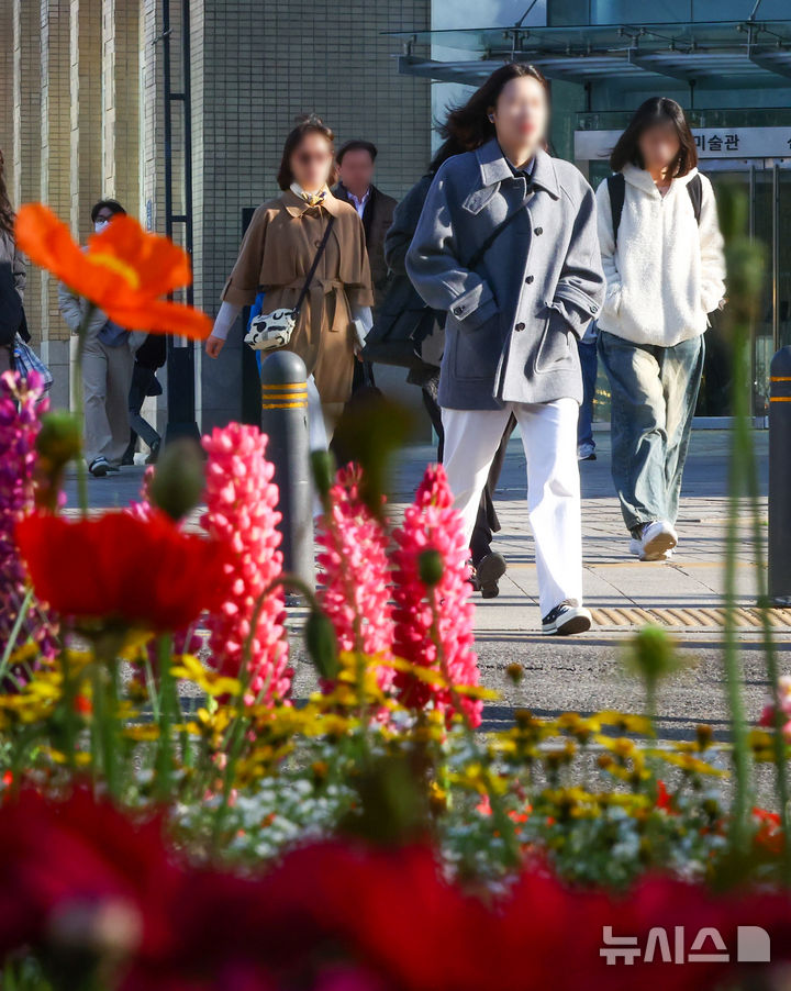 [서울=뉴시스] 황준선 기자 = 서울의 아침 기온이 3도로 내려오는 등 전국적으로 쌀쌀한 날씨를 보인 8일 서울 중구 세종대로에서 두꺼운 외투를 입은 시민들이 발걸음을 재촉하고 있다. 2026.04.08. hwang@newsis.com