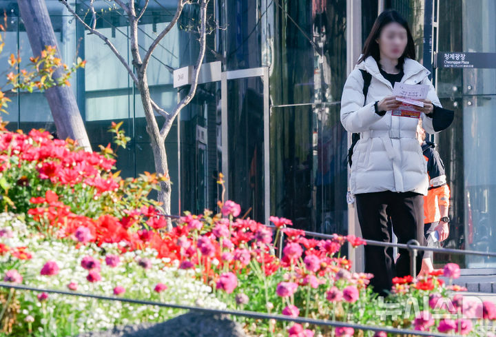 [서울=뉴시스] 황준선 기자 = 서울의 아침 기온이 3도로 내려오는 등 전국적으로 쌀쌀한 날씨를 보인 8일 서울 중구 세종대로에서 두꺼운 외투를 입은 시민들이 발걸음을 재촉하고 있다. 2026.04.08. hwang@newsis.com