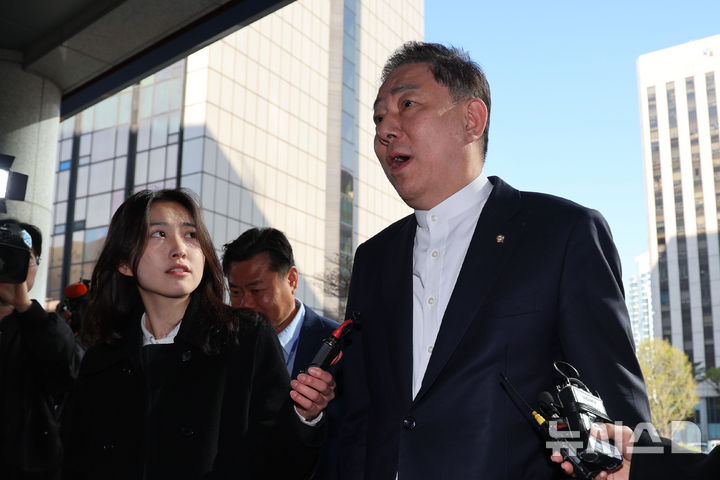 [서울=뉴시스] 권창회 기자 = 정치자금법 위반 등 각종 비위 의혹을 받는 김병기 무소속 의원이 8일 서울 마포구 공공범죄수사대에서 열린 6차 피의자 조사에 출석하며 발언하고 있다. 2026.04.08. kch0523@newsis.com