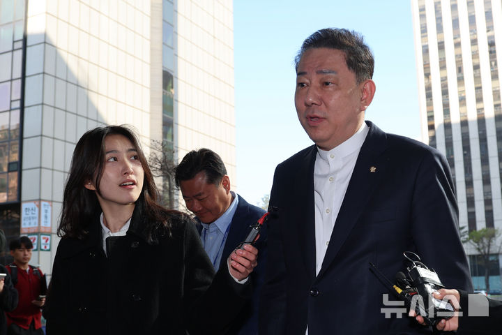 [서울=뉴시스] 권창회 기자 = 정치자금법 위반 등 각종 비위 의혹을 받는 김병기 무소속 의원이 8일 서울 마포구 공공범죄수사대에서 열린 6차 피의자 조사에 출석하며 발언하고 있다. 2026.04.08. kch0523@newsis.com