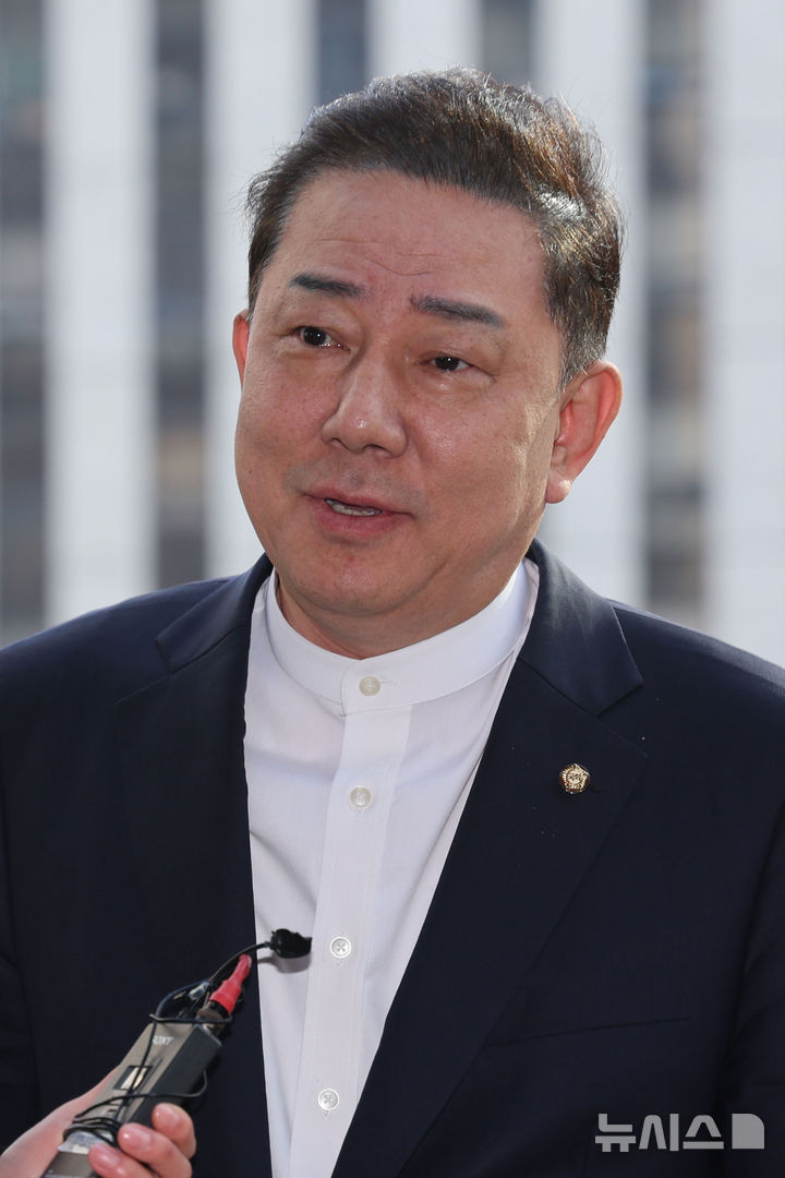 [서울=뉴시스] 권창회 기자 = 정치자금법 위반 등 각종 비위 의혹을 받는 김병기 무소속 의원이 8일 서울 마포구 공공범죄수사대에서 열린 6차 피의자 조사에 출석하며 발언하고 있다. 2026.04.08. kch0523@newsis.com