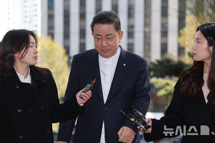 [서울=뉴시스] 권창회 기자 = 정치자금법 위반 등 각종 비위 의혹을 받는 김병기 무소속 의원이 8일 서울 마포구 공공범죄수사대에서 열린 6차 피의자 조사에 출석하고 있다. 2026.04.08. kch0523@newsis.com