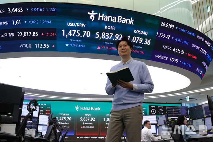 [서울=뉴시스] 7일(현지 시간) 인베스팅닷컴에 따르면 5월 인도분 서부텍사스산원유(WTI) 선물 가격은 한국시간 오전 9시 10분 기준 배럴당 96달러로 15% 급락했다. 8일 오전 서울 중구 하나은행 딜링룸에 지수가 표시돼 있다. 2026.04.08.