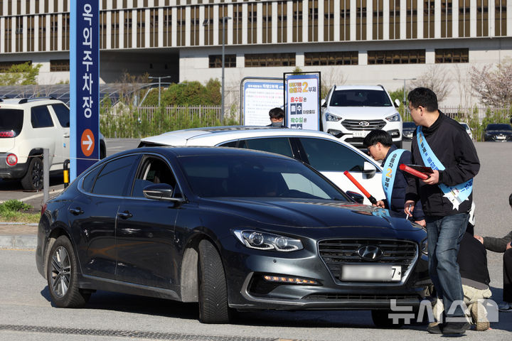 [세종=뉴시스] 강종민 기자 = 자원안보위기 단계가 ‘경계’로 격상함에 따라 공공기관 차량 2부제(홀짝제)가 시작된 8일 세종시 정부세종청사 인근 옥외·임시주차장 입구에서 청사관리소 직원들이 2부제 위반 차량의 출입을 통제하고 있다. 2026.04.08. ppkjm@newsis.com