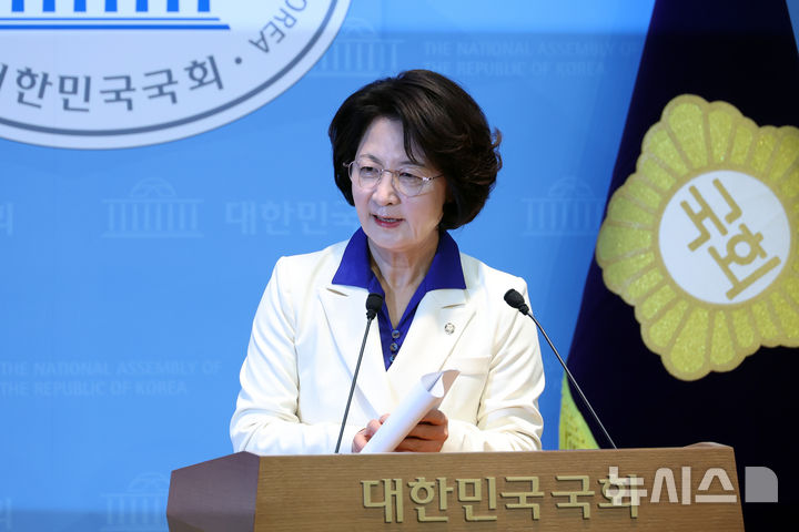 [서울=뉴시스] 고승민 기자 = 추미애 더불어민주당 경기도지사 후보가 8일 서울 여의도 국회 소통관에서 현안 기자회견을 마치고 퇴장하고 있다. 2026.04.08. kkssmm99@newsis.com