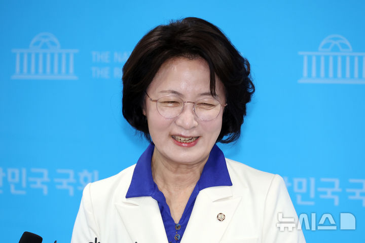 [서울=뉴시스] 고승민 기자 = 추미애 더불어민주당 경기도지사 후보가 8일 서울 여의도 국회 소통관에서 현안 기자회견을 마친 뒤 취재진 질문에 답하고 있다. 2026.04.08. kkssmm99@newsis.com