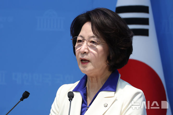 [서울=뉴시스] 고승민 기자 = 추미애 더불어민주당 경기도지사 후보가 8일 서울 여의도 국회 소통관에서 현안 기자회견을 하고 있다. 2026.04.08. kkssmm99@newsis.com