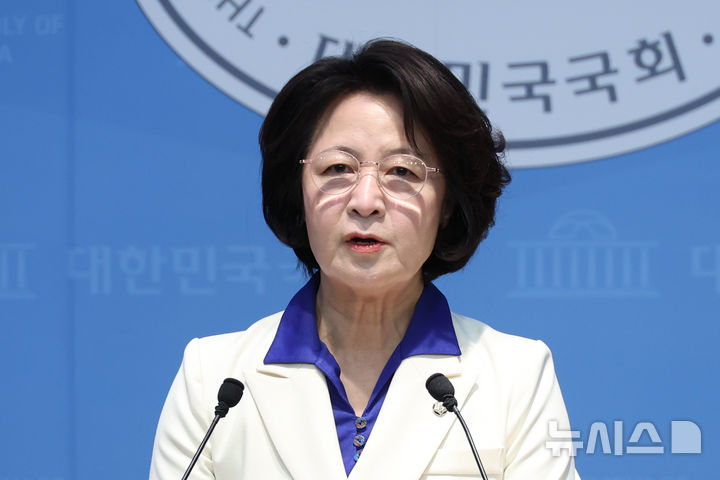 [서울=뉴시스] 고승민 기자 = 추미애 더불어민주당 경기도지사 후보가 8일 서울 여의도 국회 소통관에서 현안 기자회견을 하고 있다. 2026.04.08. kkssmm99@newsis.com