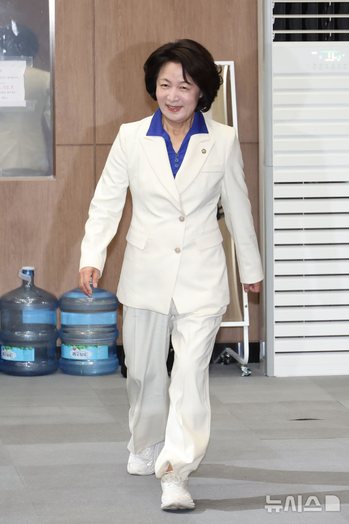 [서울=뉴시스] 고승민 기자 = 추미애 더불어민주당 경기도지사 후보가 8일 서울 여의도 국회 소통관에서 현안 기자회견을 하기 위해 기자회견장으로 향하고 있다. 2026.04.08. kkssmm99@newsis.com