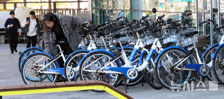 [세종=뉴시스] 강종민 기자 = 자원안보위기 단계가 ‘경계’로 격상함에 따라 공공기관 차량 2부제(홀짝제)가 시작된 8일 세종시 정부세종청사 직원들이 자전거를 이용해 출근하고 있다. 2026.04.08. ppkjm@newsis.com