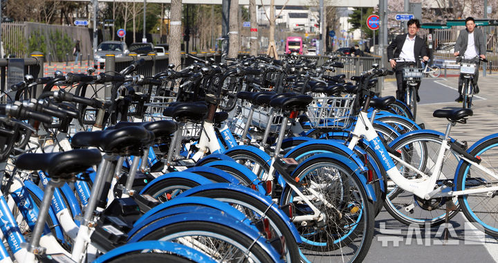 [세종=뉴시스] 강종민 기자 = 자원안보위기 단계가 ‘경계’로 격상함에 따라 공공기관 차량 2부제(홀짝제)가 시작된 8일 세종시 정부세종청사 직원들이 자전거를 이용해 출근하고 있다. 2026.04.08. ppkjm@newsis.com