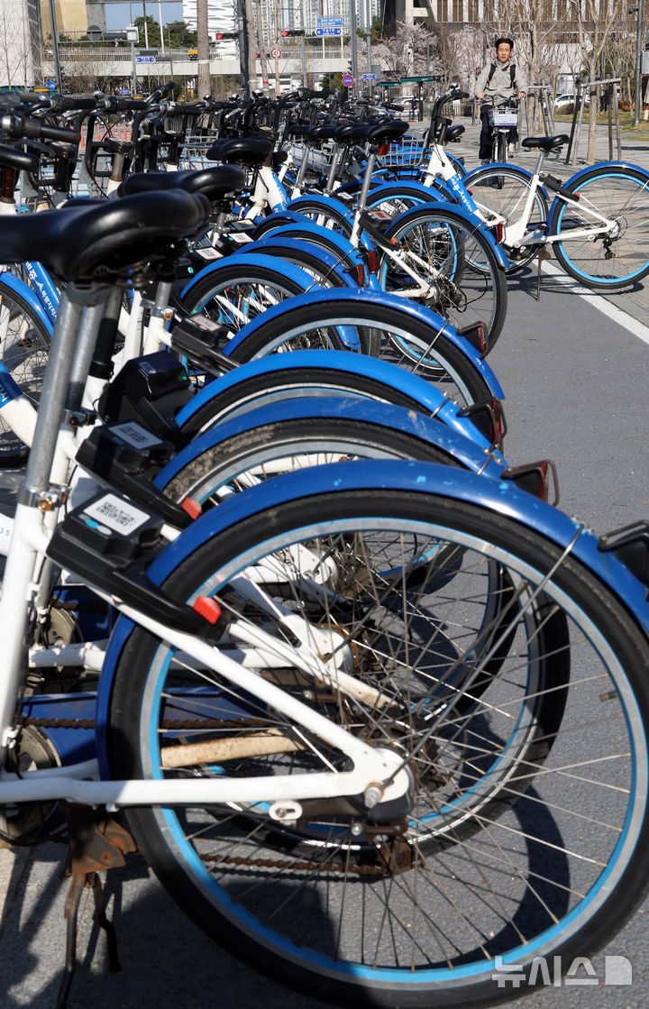 [세종=뉴시스] 강종민 기자 = 자원안보위기 단계가 ‘경계’로 격상함에 따라 공공기관 차량 2부제(홀짝제)가 시작된 8일 세종시 정부세종청사 직원들이 자전거를 이용해 출근하고 있다. 2026.04.08. ppkjm@newsis.com