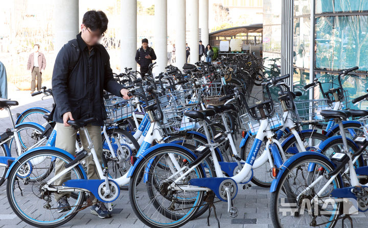 [세종=뉴시스] 강종민 기자 = 자원안보위기 단계가 ‘경계’로 격상함에 따라 공공기관 차량 2부제(홀짝제)가 시작된 8일 세종시 정부세종청사 직원들이 자전거를 이용해 출근하고 있다. 2026.04.08. ppkjm@newsis.com
