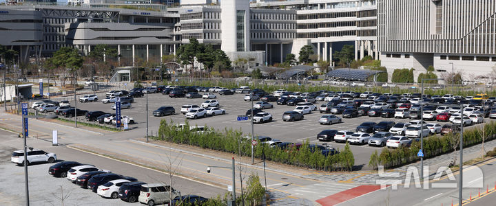 [세종=뉴시스] 강종민 기자 = 자원안보위기 단계가 ‘경계’로 격상함에 따라 공공기관 차량 2부제(홀짝제)가 시작된 8일 세종시 정부세종청사 인근 임시옥외 주차장이 여유로운 모습을 보이고 있다. 2026.04.08. ppkjm@newsis.com
