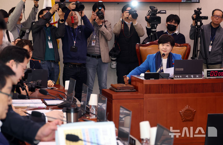 [서울=뉴시스] 김금보 기자 = 서영교 국회 법제사법위원회 위원장이 8일 오전 서울 여의도 국회에서 열린 전체회의에서 의사봉을 두드리고 있다. 2026.04.08. kgb@newsis.com