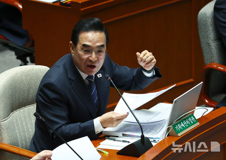 [서울=뉴시스] 김명년 기자 = 박홍근 기획예산처 장관이 8일 오전 서울 여의도 국회에서 열린 예산결산특별위원회 전체회의에서 조은희 국민의힘 의원 질의에 답변하고 있다. 2025.04.08. kmn@newsis.com