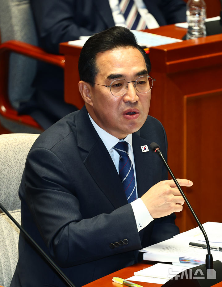 국회 예산결산특별위원회에서 질의에 답변하는 박홍근 기획예산처 장관