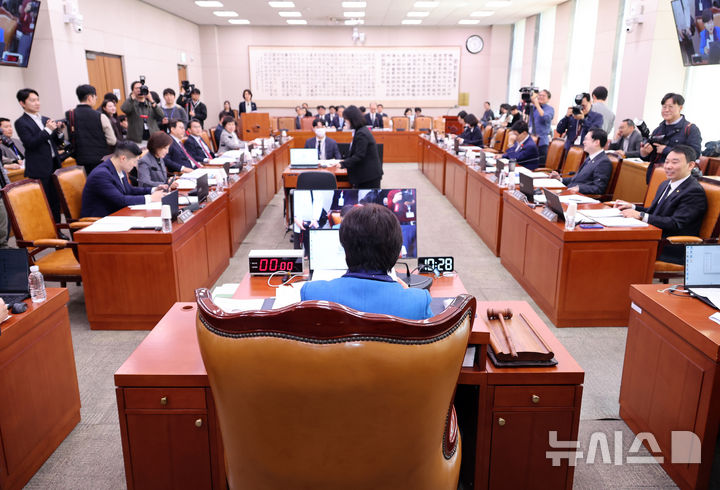 [서울=뉴시스] 김금보 기자 = 서영교 국회 법제사법위원회 신임 위원장이 8일 오전 서울 여의도 국회에서 전체회의를 주재하고 있다. 2026.04.08. kgb@newsis.com