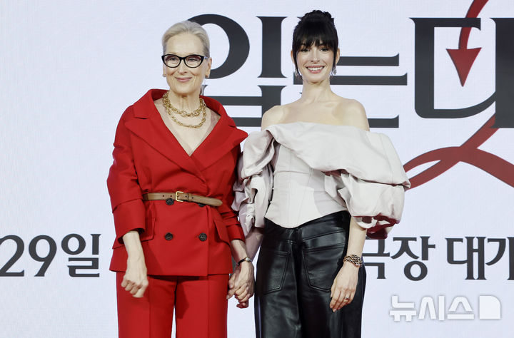 [서울=뉴시스] 김혜진 기자 = 배우 메릴 스트립(왼쪽), 앤 헤서웨이가 8일 서울 종로구 포시즌스 호텔에서 열린 영화 '악마는 프라다를 입는다2' 내한 기자간담회에서 포즈를 취하고 있다. 2026.04.08. jini@newsis.com