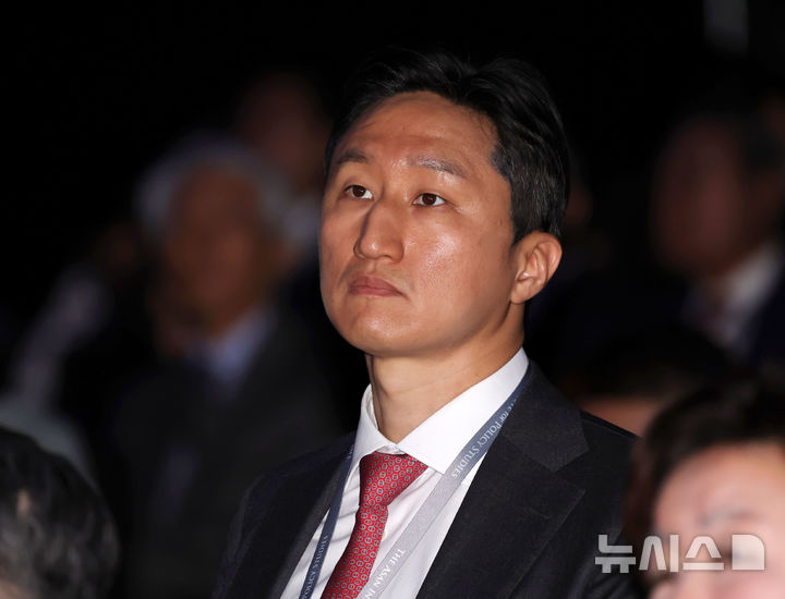 [서울=뉴시스] 홍효식 기자 = 정기선(왼쪽) HD현대 회장이 8일 서울 중구 그랜드 하얏트 서울에서 열린 아산정책연구원 연례 포럼 '아산 플래넘 2026' 개회식에서 영상을 시청하고 있다. 2026.04.08. yesphoto@newsis.com