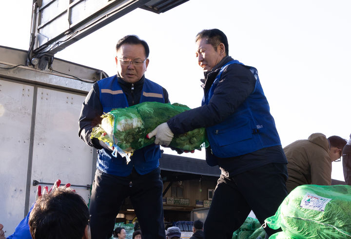 [서울=뉴시스] 정청래 더불어민주당 대표와 김부겸 민주당 대구시장 후보가 8일 오전 대구 북구 매천동 농수산물도매시장에서 민생현장 체험을 하고 있다.(사진=더불어민주당 제공) 2025.04.08. photo@newsis.com *재판매 및 DB 금지