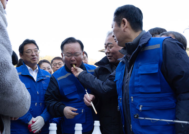 [서울=뉴시스] 정청래 더불어민주당 대표가 8일 오전 대구 북구 매천동 농수산물도매시장에서 민생현장 체험을 하던 중 김부겸 민주당 대구시장 후보에게 새참을 먹여주고 있다.(사진=더불어민주당 제공) 2025.04.08. photo@newsis.com *재판매 및 DB 금지