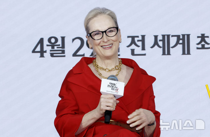 [서울=뉴시스] 김혜진 기자 = 배우 메릴 스트리프가 8일 서울 종로구 포시즌스 호텔에서 열린 영화 '악마는 프라다를 입는다2' 내한 기자간담회에서 인사말을 하고 있다. 2026.04.08. jini@newsis.com